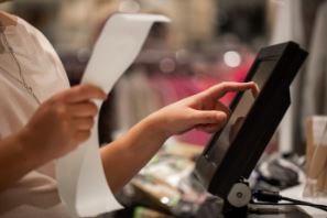 Tecnico che controlla un registratore telematico guasto